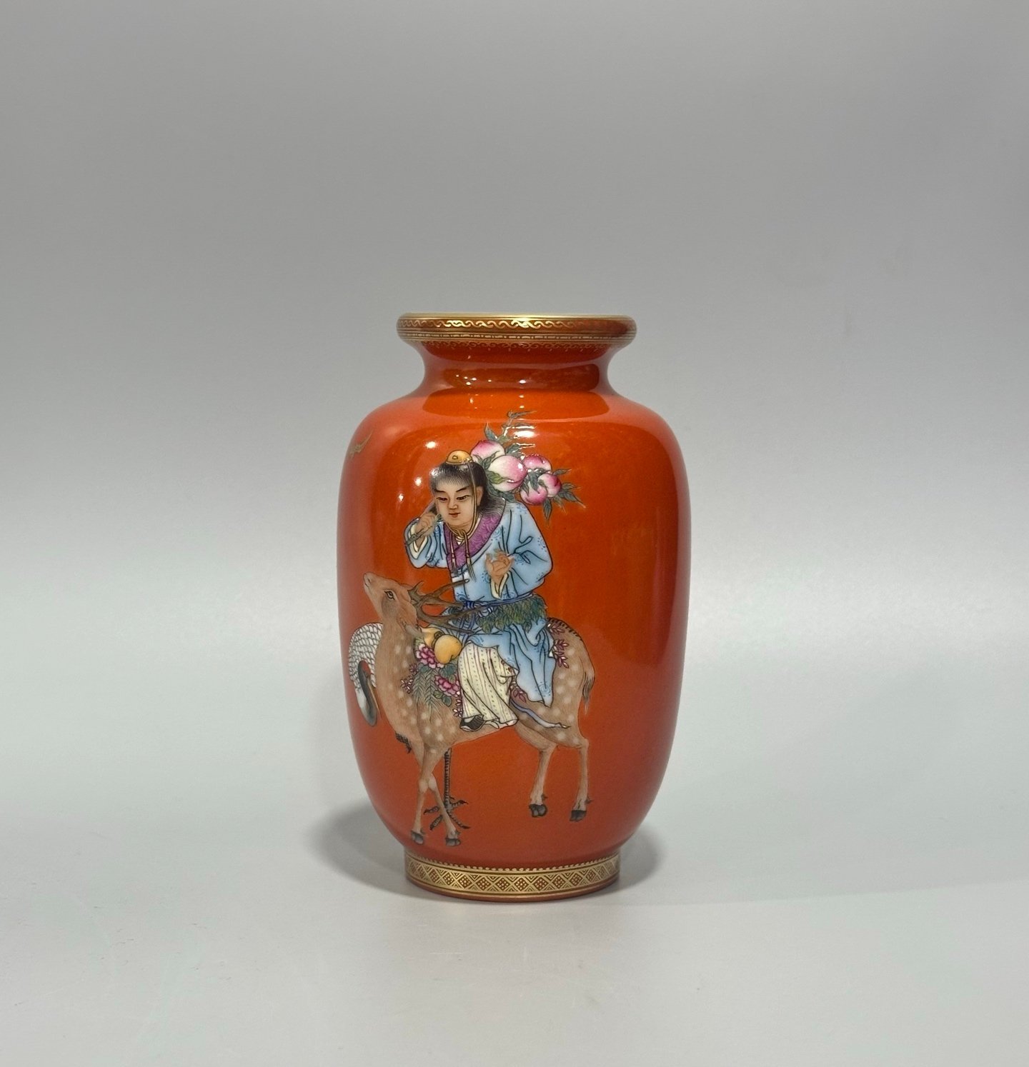 Qing Dynasty Yongzheng Enamel coral red figure Futong small lantern vase