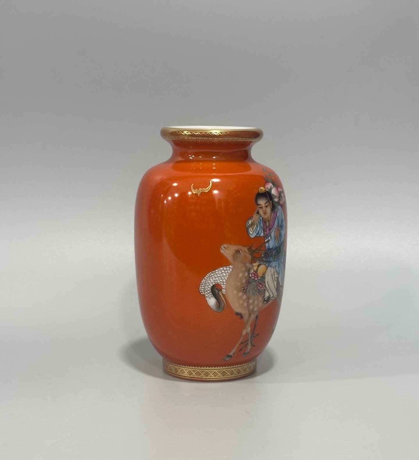 Qing Dynasty Yongzheng Enamel coral red figure Futong small lantern vase