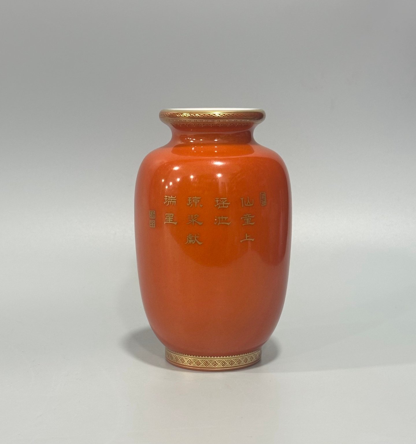 Qing Dynasty Yongzheng Enamel coral red figure Futong small lantern vase