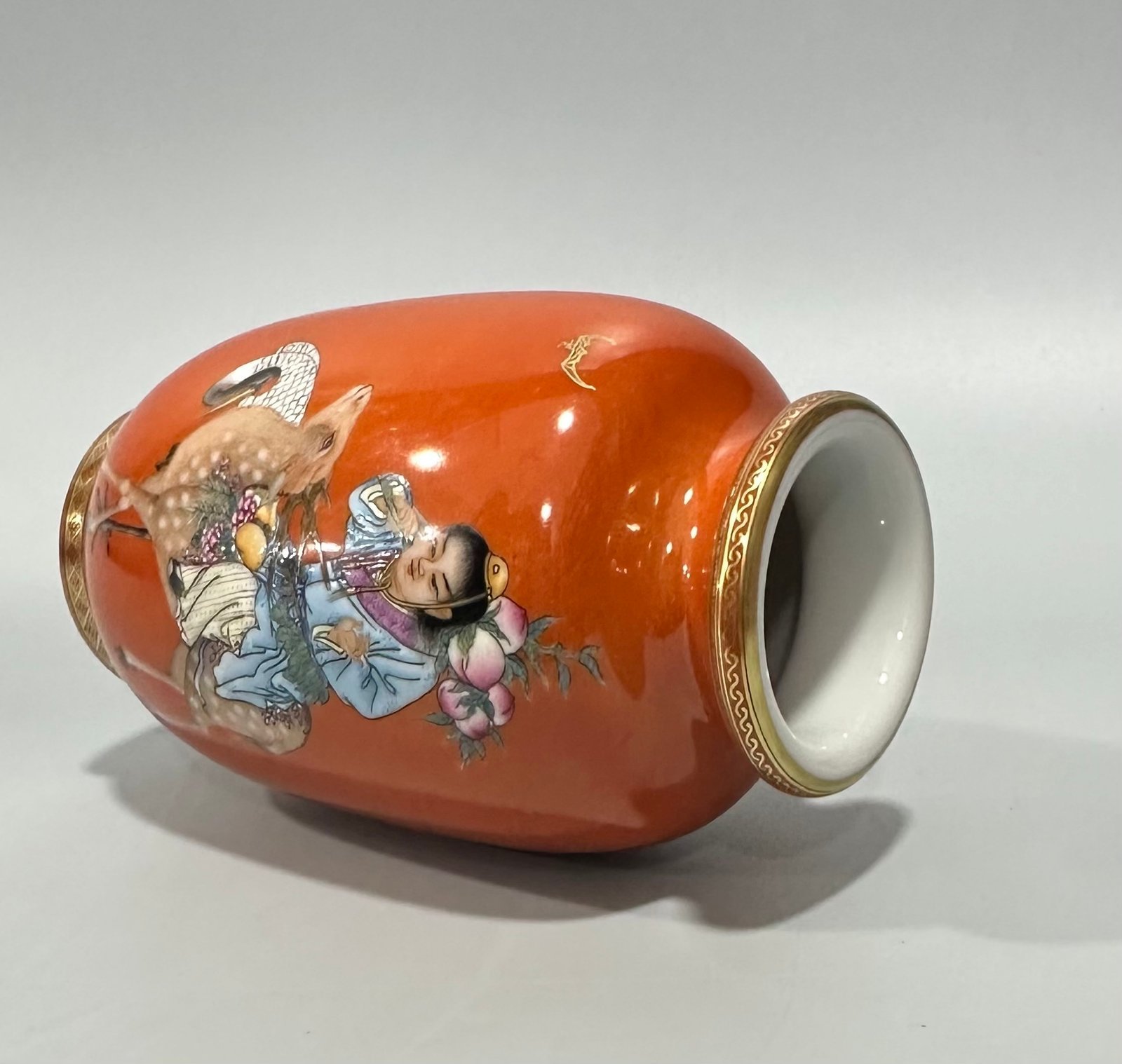 Qing Dynasty Yongzheng Enamel coral red figure Futong small lantern vase
