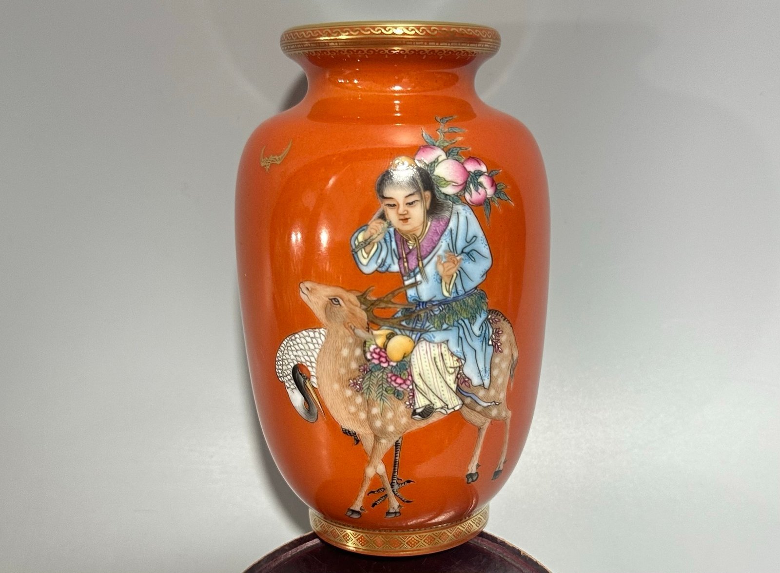 Qing Dynasty Yongzheng Enamel coral red figure Futong small lantern vase