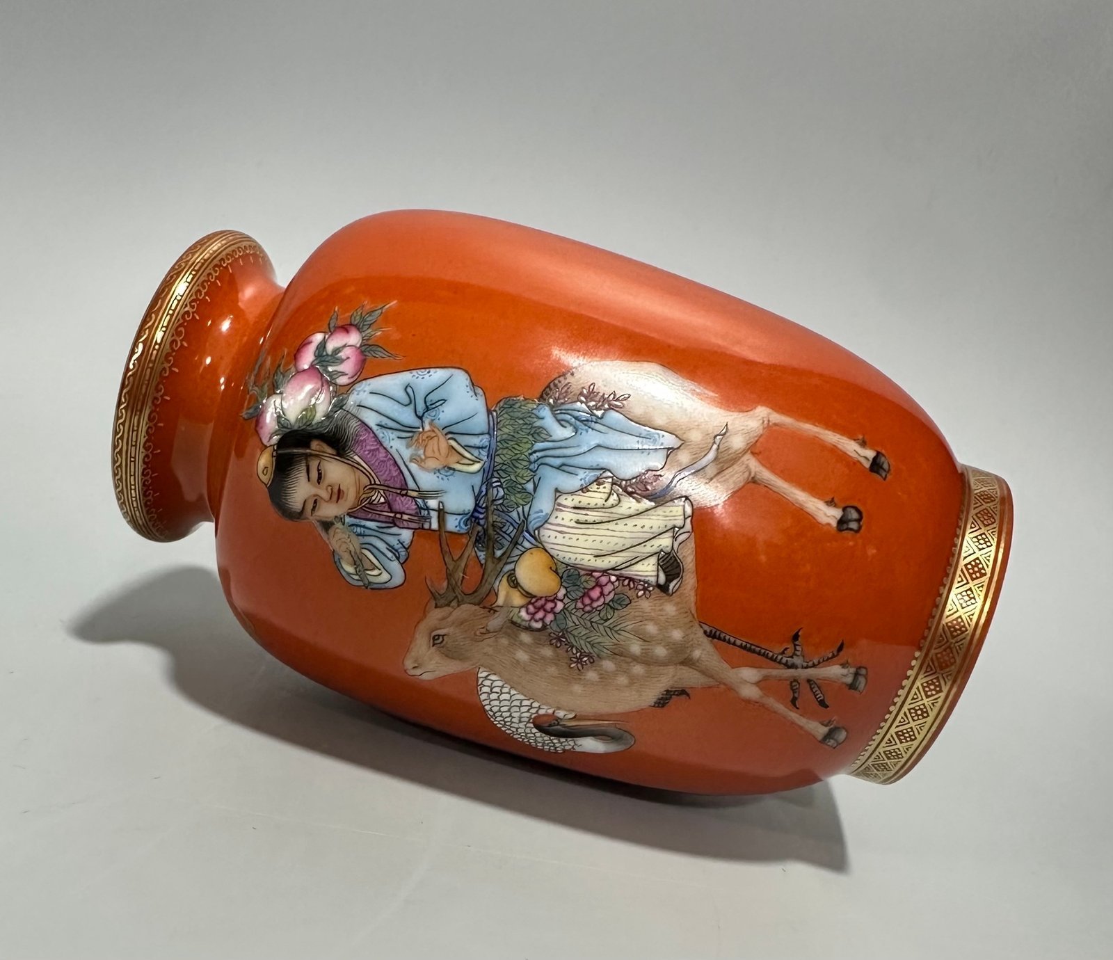 Qing Dynasty Yongzheng Enamel coral red figure Futong small lantern vase