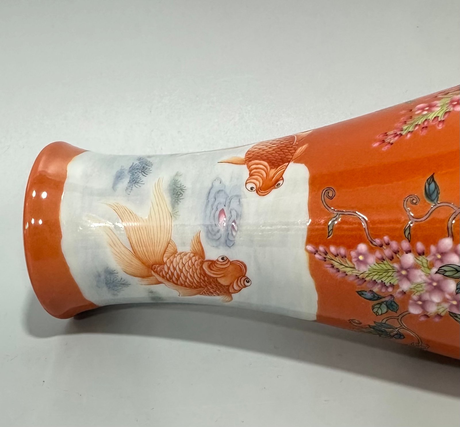 Qing Dynasty Yongzheng Small plum vase with enamel coral red flowers fish and algae poetry