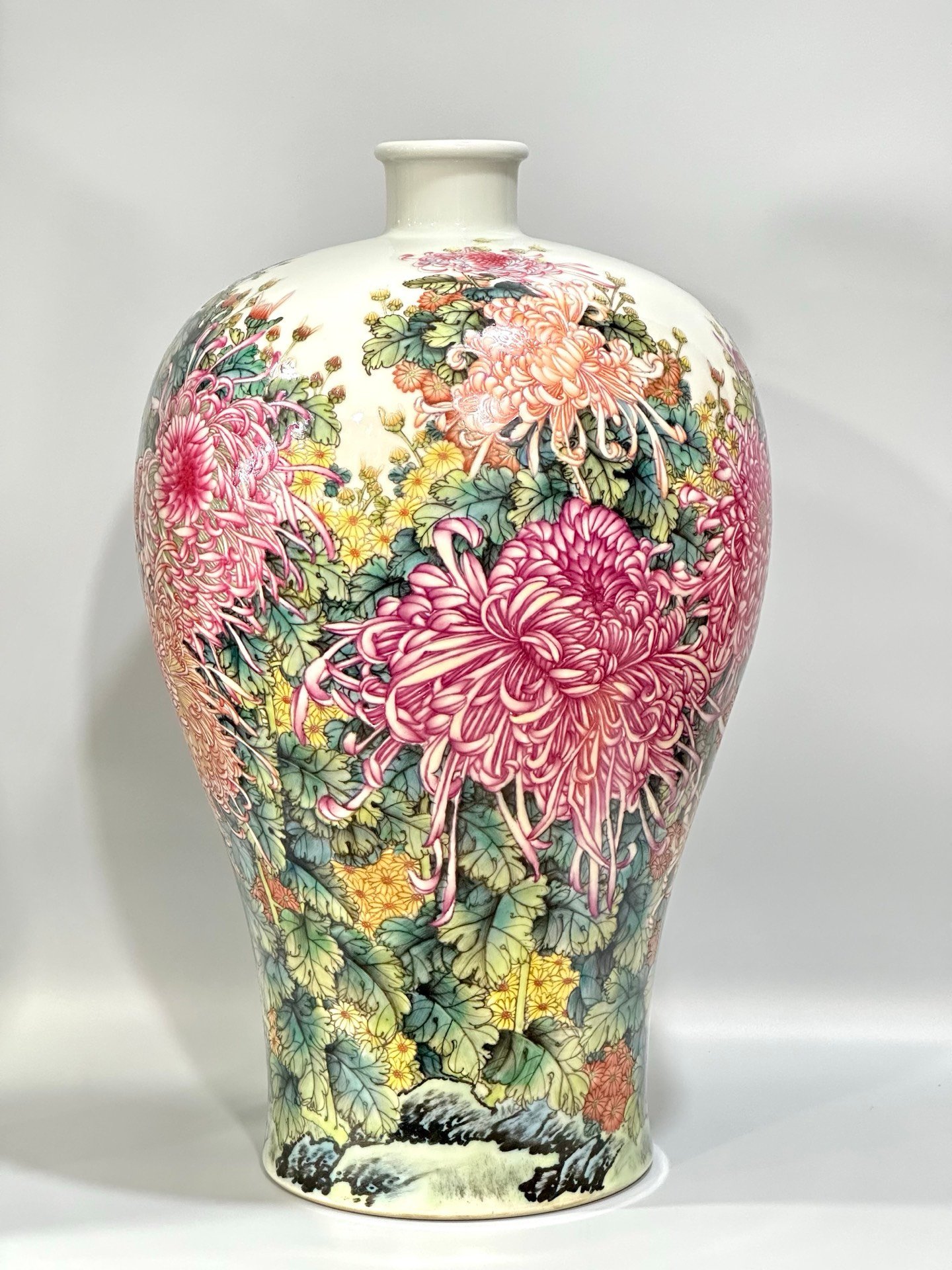 Qing Dynasty Yongzheng Enamel plum vase with hundreds of chrysanthemums