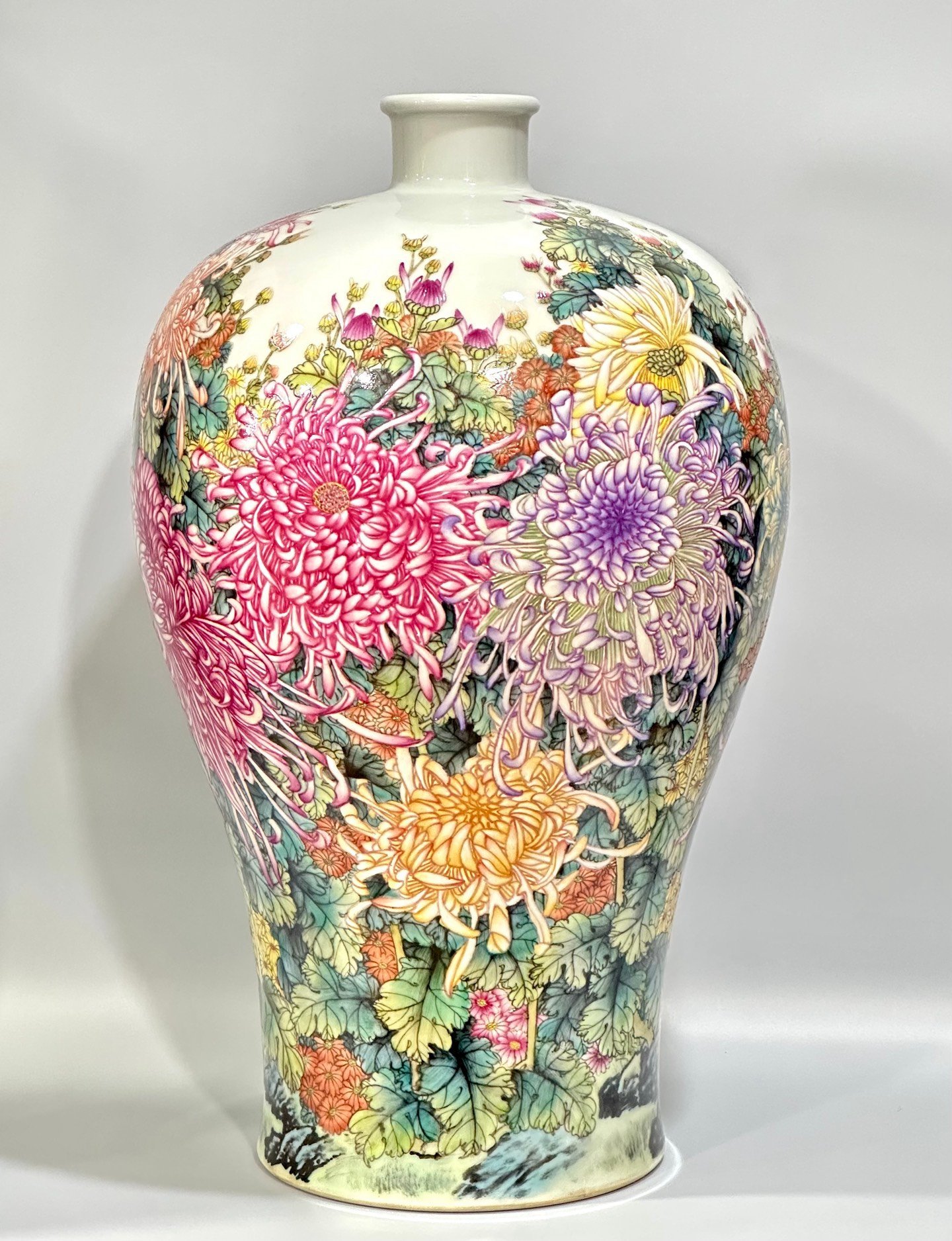 Qing Dynasty Yongzheng Enamel plum vase with hundreds of chrysanthemums