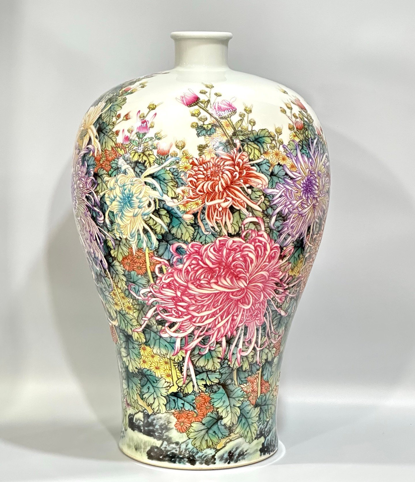 Qing Dynasty Yongzheng Enamel plum vase with hundreds of chrysanthemums