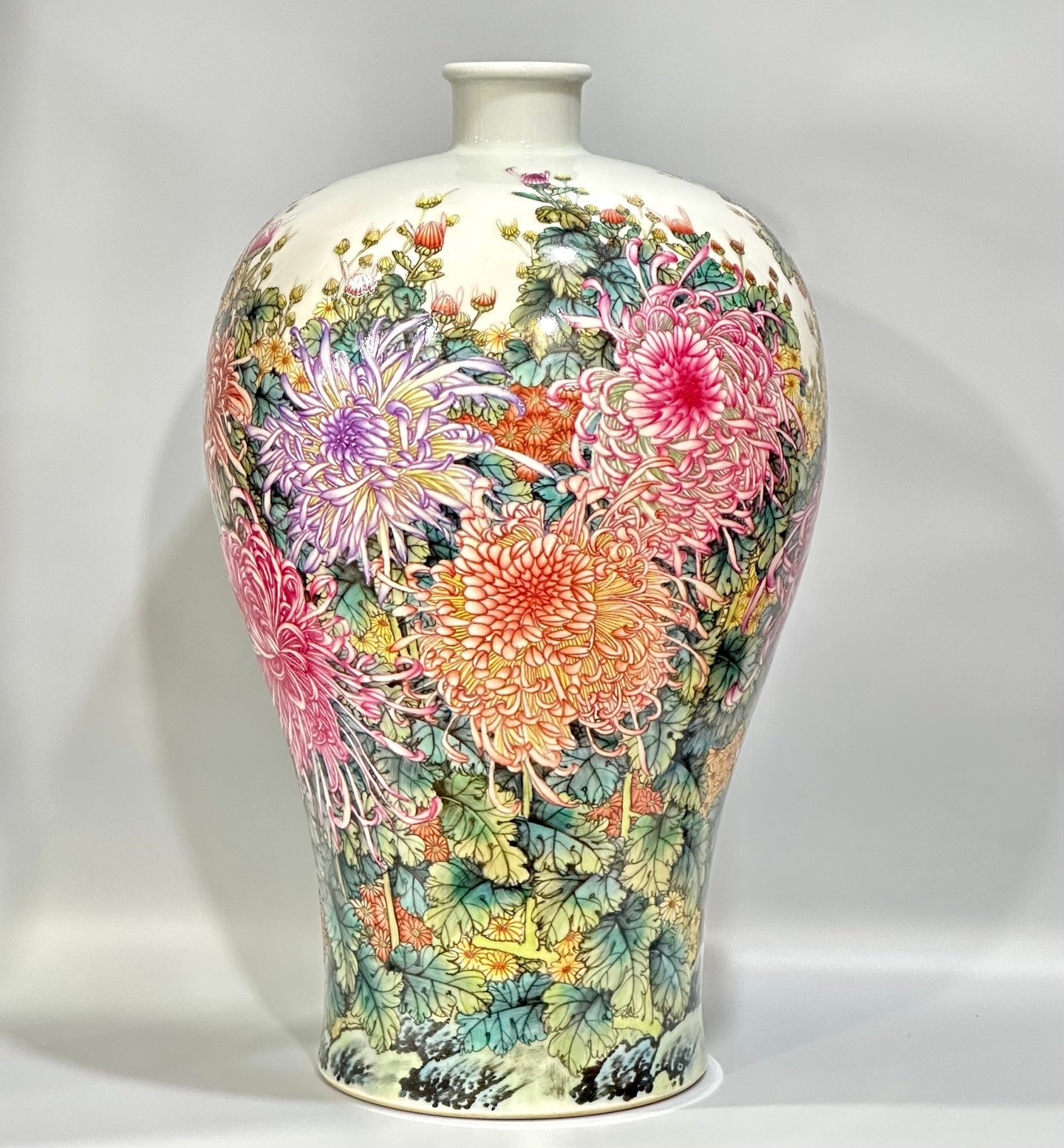 Qing Dynasty Yongzheng Enamel plum vase with hundreds of chrysanthemums