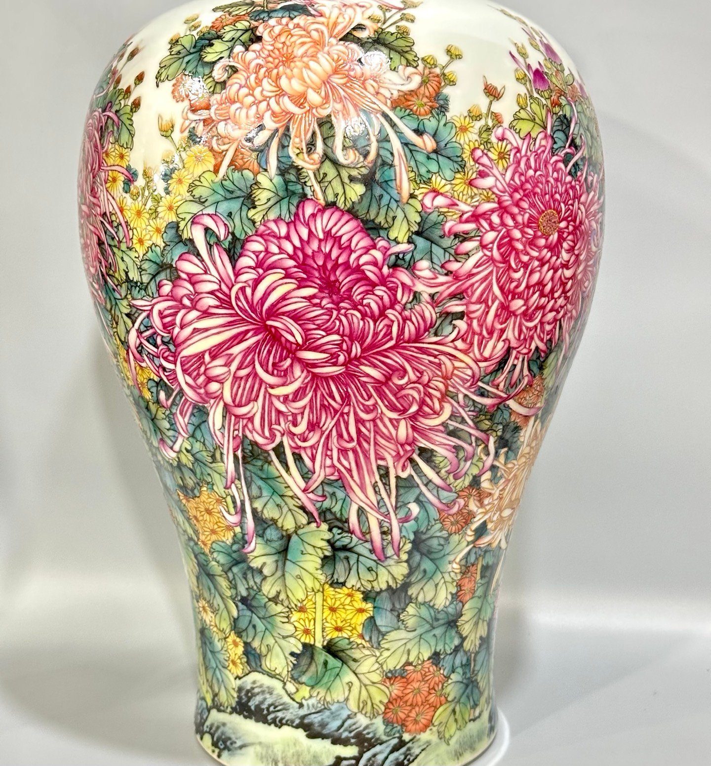 Qing Dynasty Yongzheng Enamel plum vase with hundreds of chrysanthemums