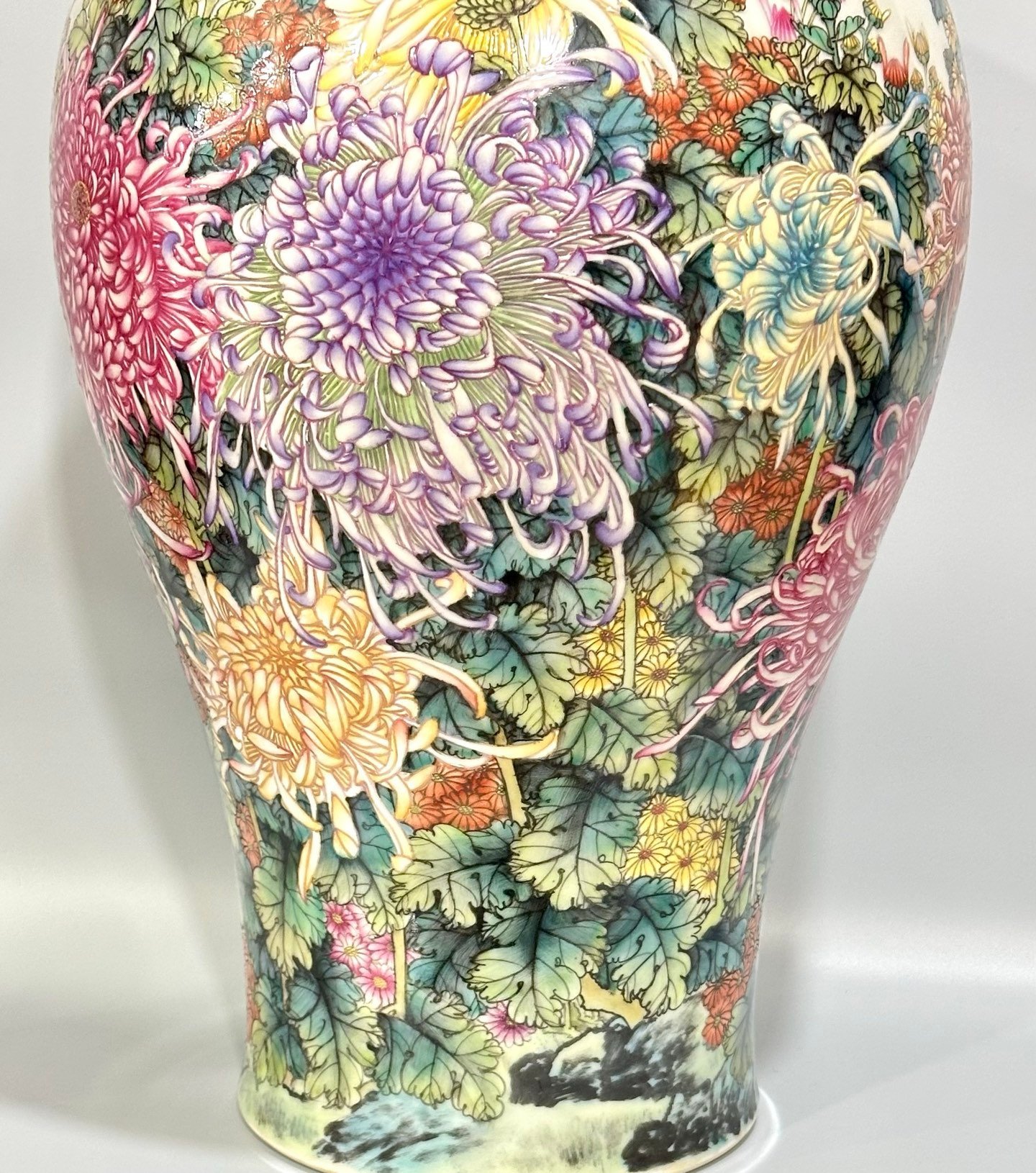 Qing Dynasty Yongzheng Enamel plum vase with hundreds of chrysanthemums