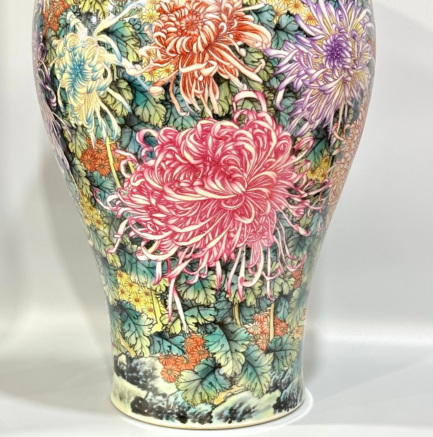 Qing Dynasty Yongzheng Enamel plum vase with hundreds of chrysanthemums