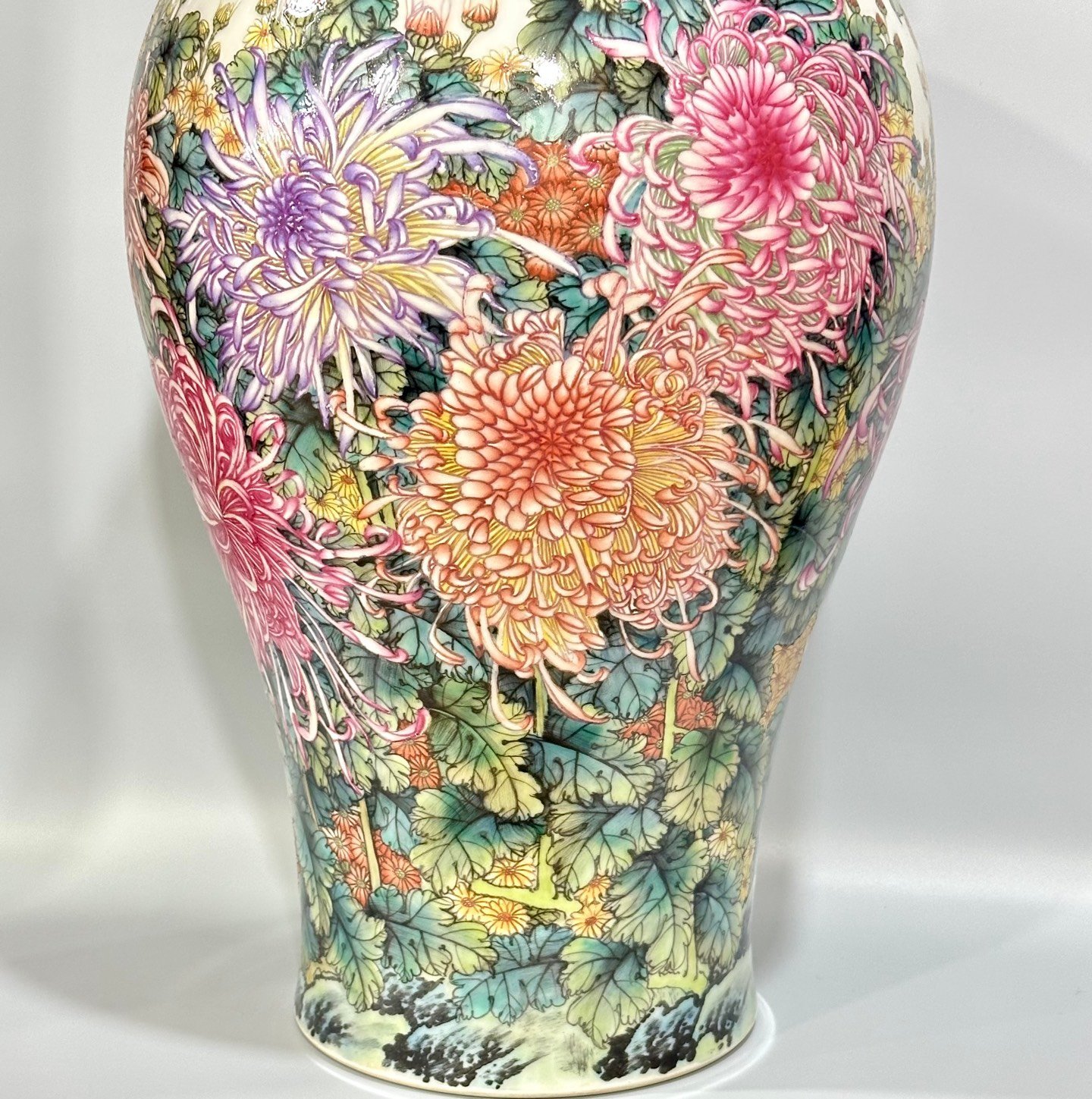 Qing Dynasty Yongzheng Enamel plum vase with hundreds of chrysanthemums