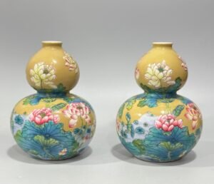Qing Dynasty Yongzheng Enamel beige glazed small gourd vase with lotus pattern