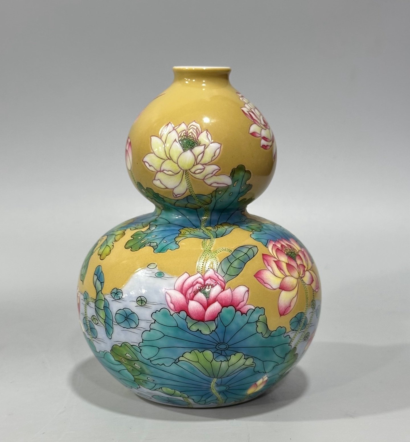 Qing Dynasty Yongzheng Enamel beige glazed small gourd vase with lotus pattern
