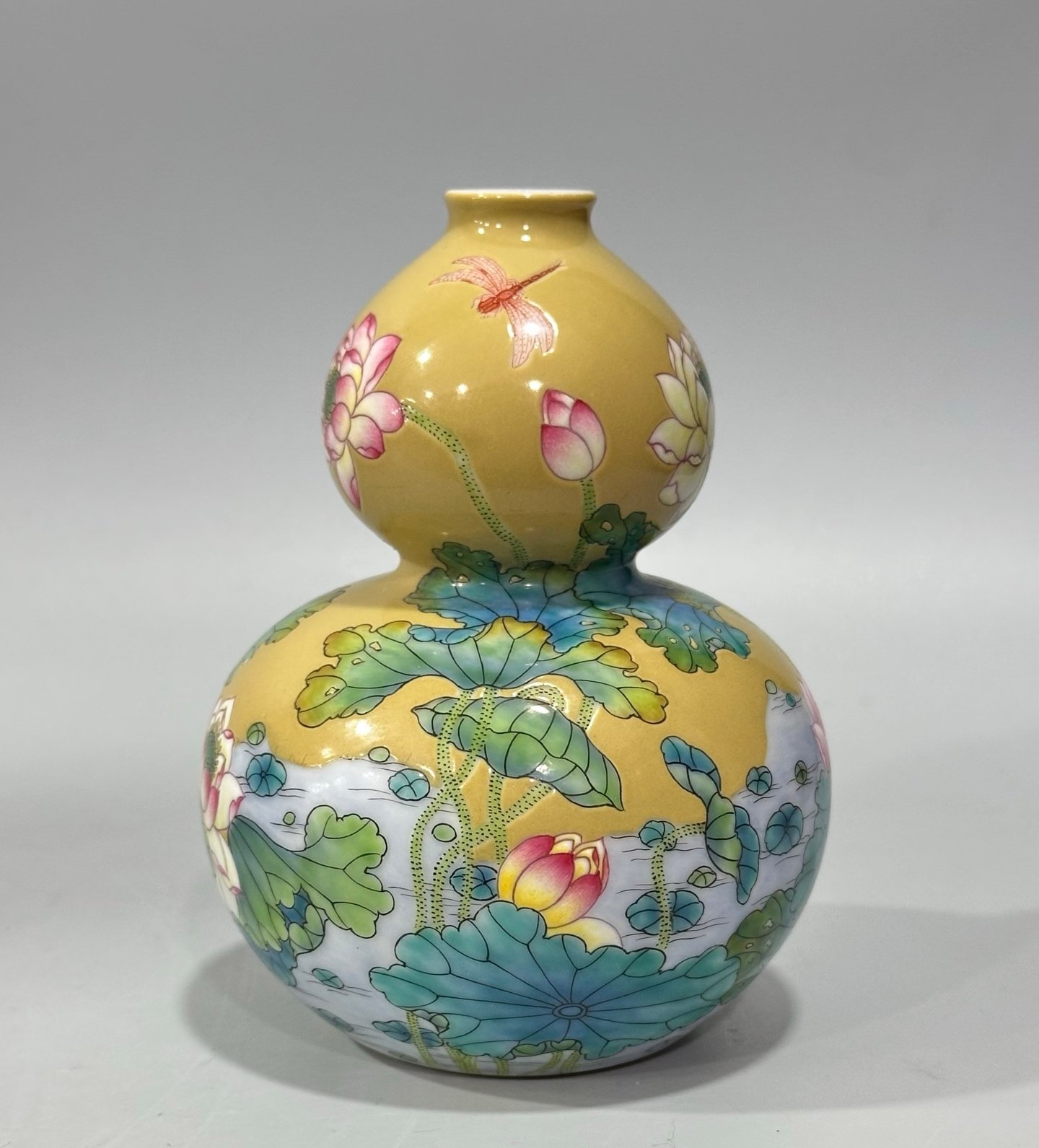 Qing Dynasty Yongzheng Enamel beige glazed small gourd vase with lotus pattern