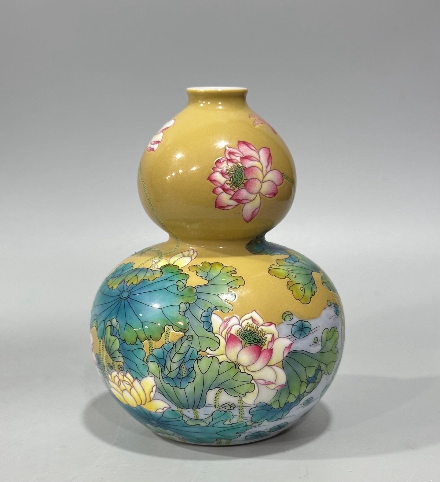Qing Dynasty Yongzheng Enamel beige glazed small gourd vase with lotus pattern