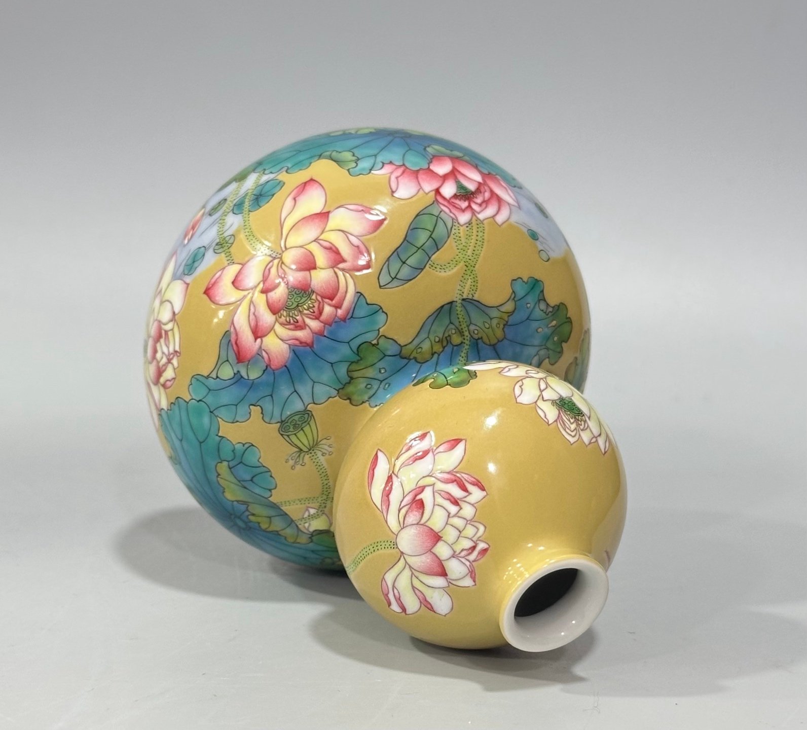 Qing Dynasty Yongzheng Enamel beige glazed small gourd vase with lotus pattern