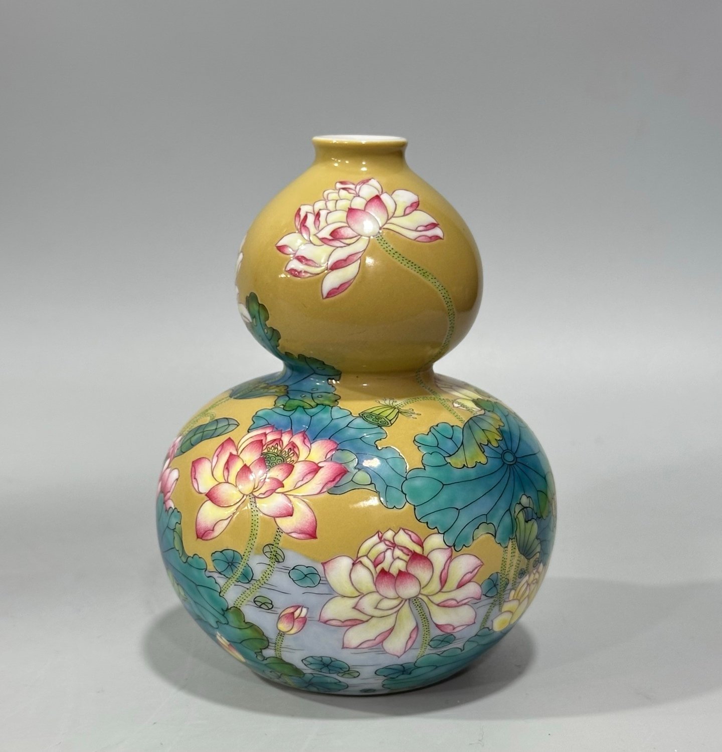 Qing Dynasty Yongzheng Enamel beige glazed small gourd vase with lotus pattern