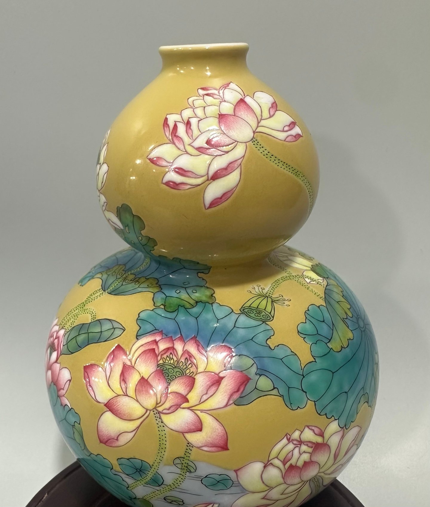 Qing Dynasty Yongzheng Enamel beige glazed small gourd vase with lotus pattern