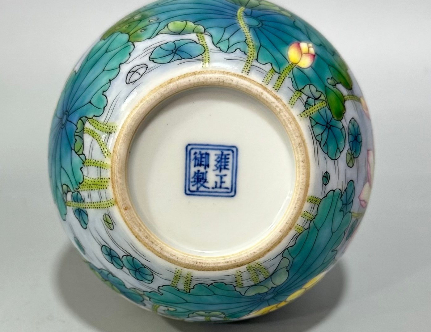Qing Dynasty Yongzheng Enamel beige glazed small gourd vase with lotus pattern
