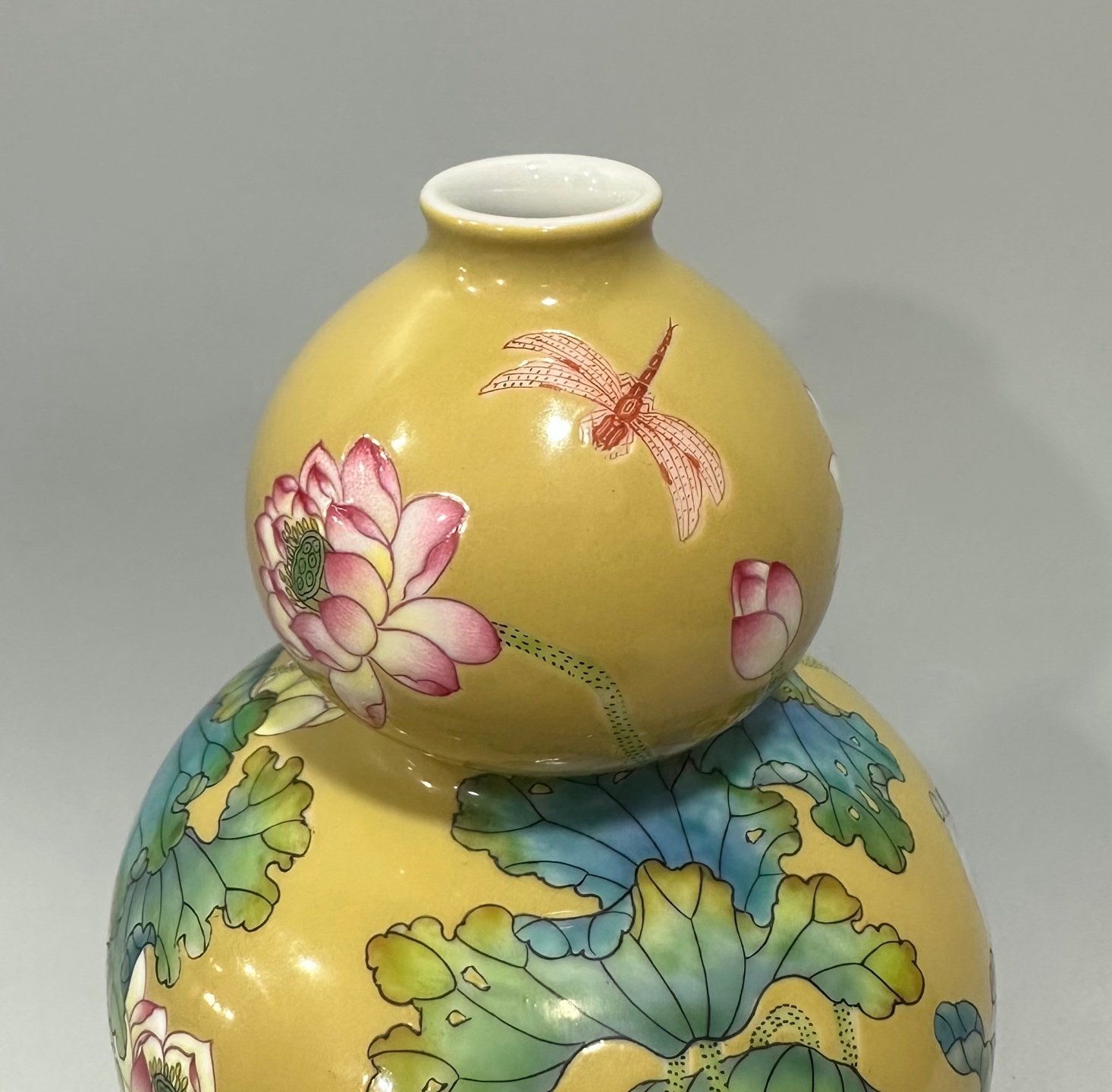 Qing Dynasty Yongzheng Enamel beige glazed small gourd vase with lotus pattern