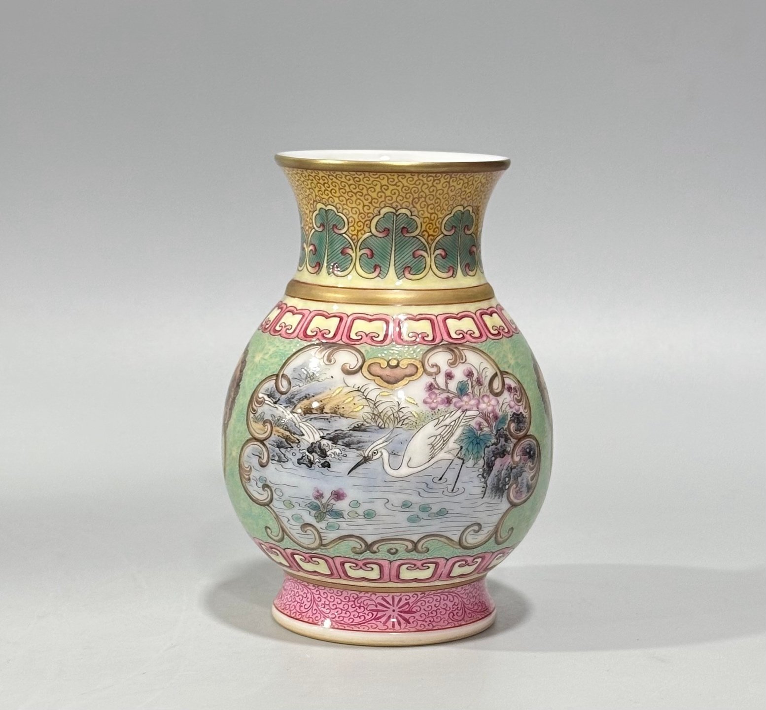Qing Dynasty Yongzheng A small statue made of enamel and green jade with flowers and branches