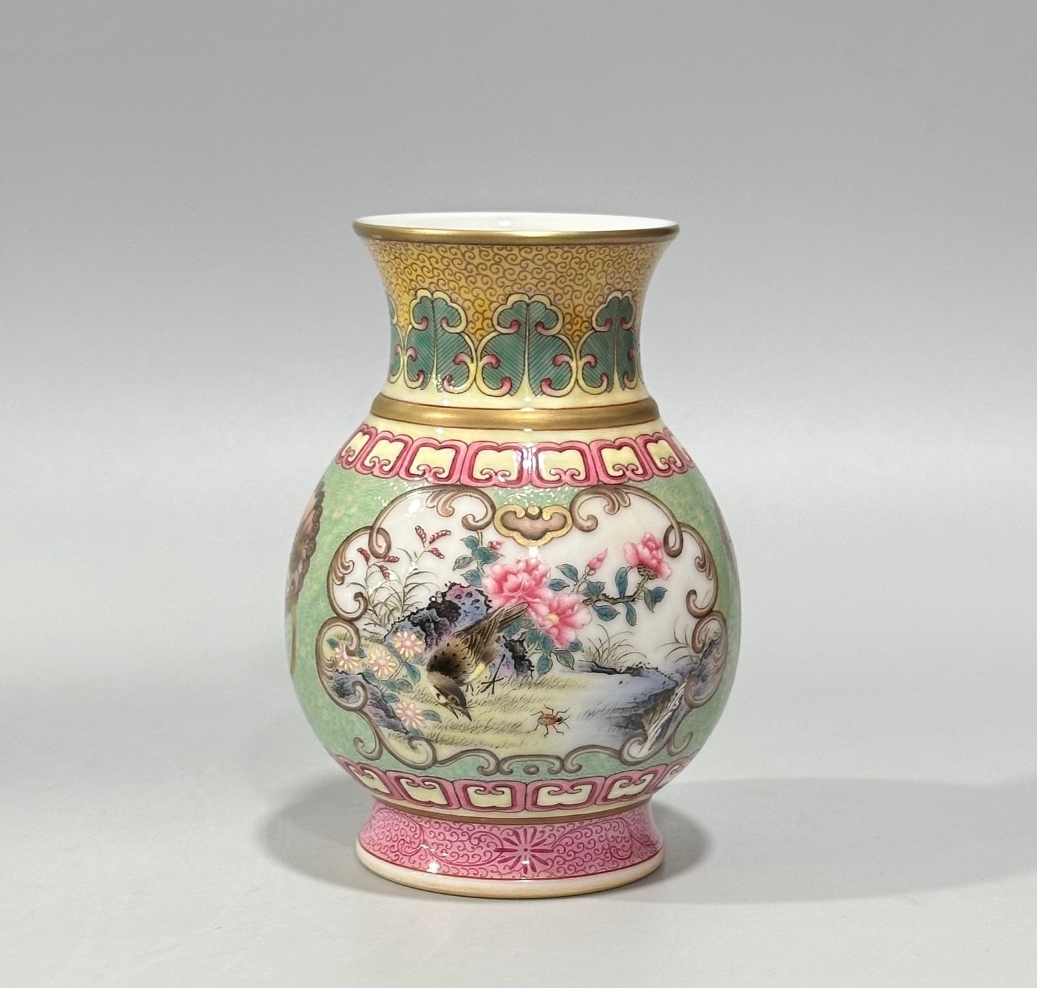 Qing Dynasty Yongzheng A small statue made of enamel and green jade with flowers and branches
