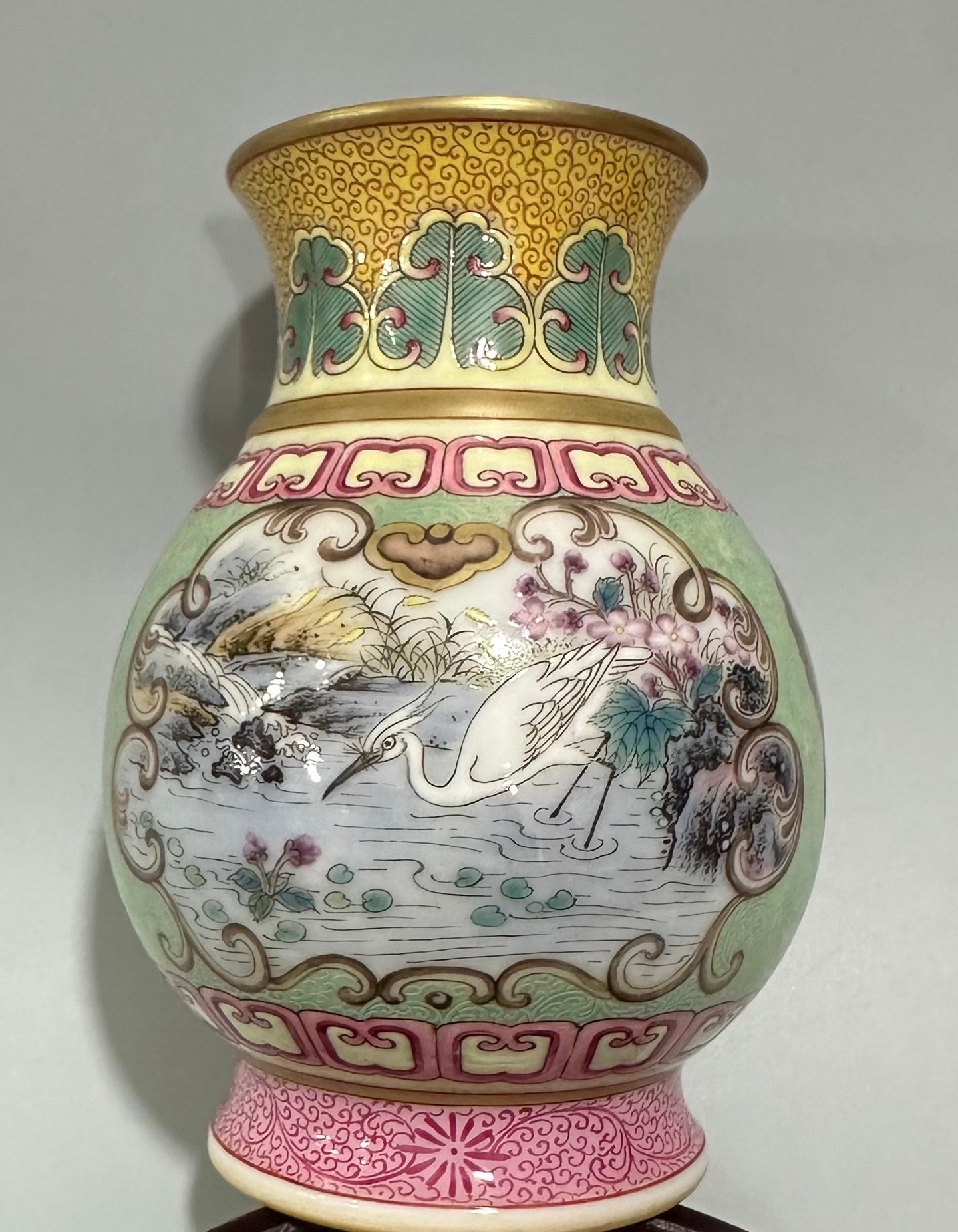 Qing Dynasty Yongzheng A small statue made of enamel and green jade with flowers and branches