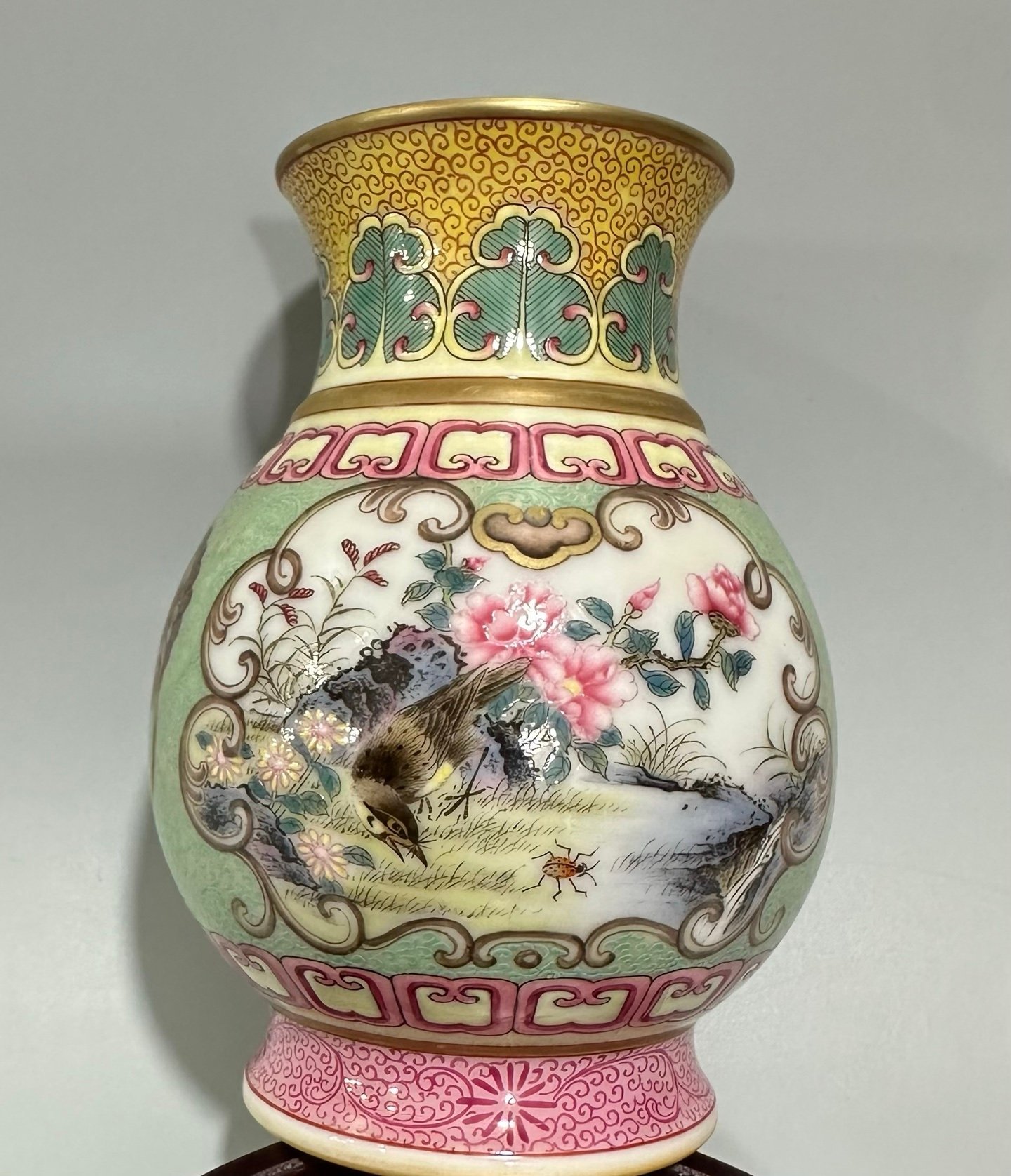 Qing Dynasty Yongzheng A small statue made of enamel and green jade with flowers and branches