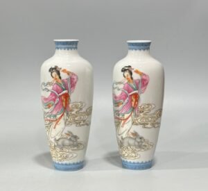 Qing Dynasty Yongzheng Enamel thin vase with green edging and a figure of Chang'e flying to the moon