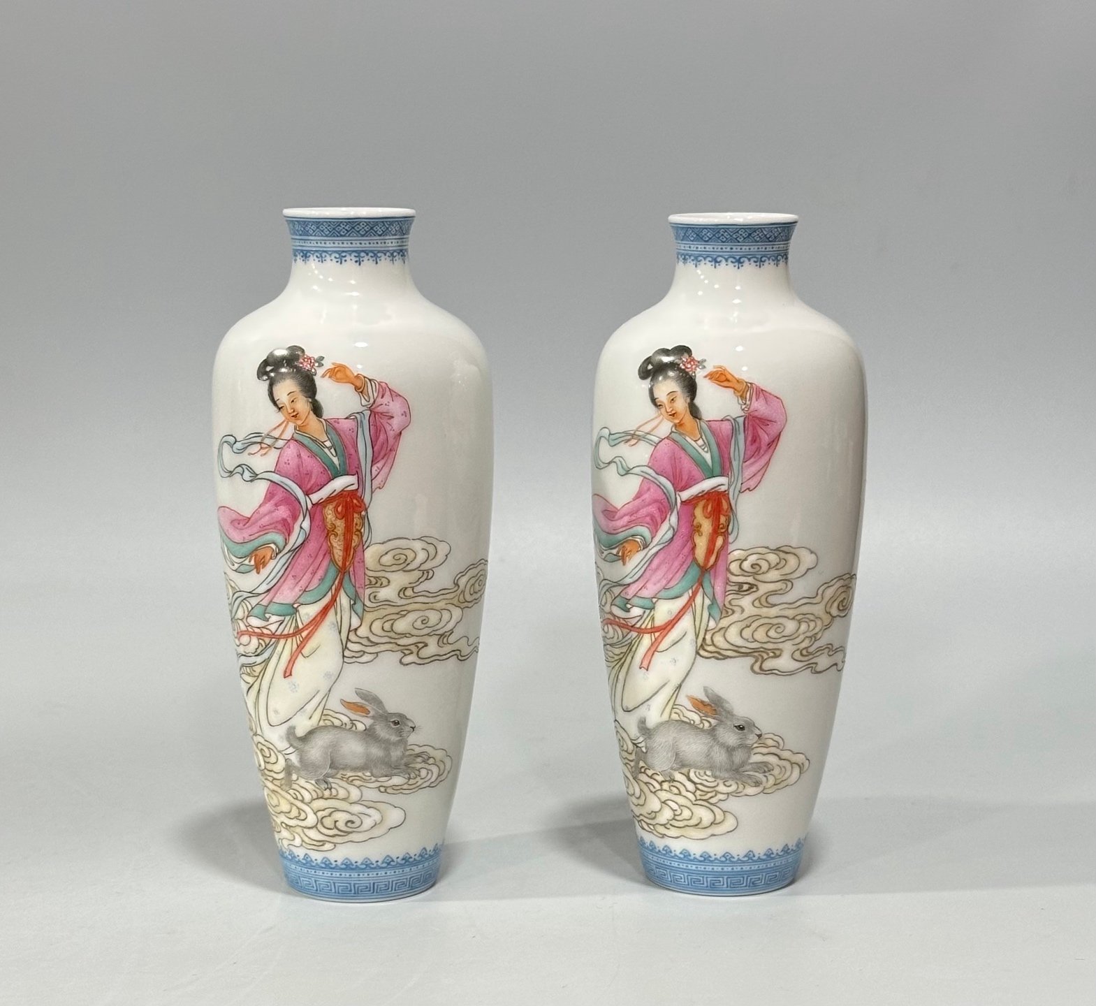 Qing Dynasty Yongzheng Enamel thin vase with green edging and a figure of Chang’e flying to the moon