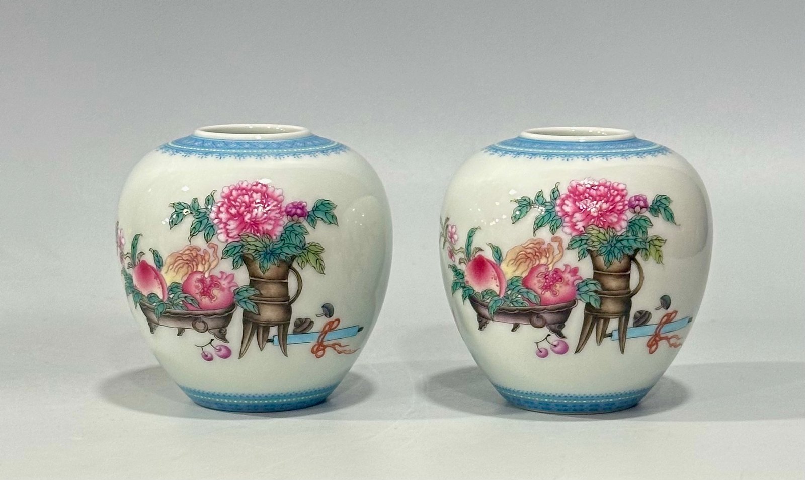 Qing Dynasty Yongzheng An enamel-colored apple statue with emerald edges