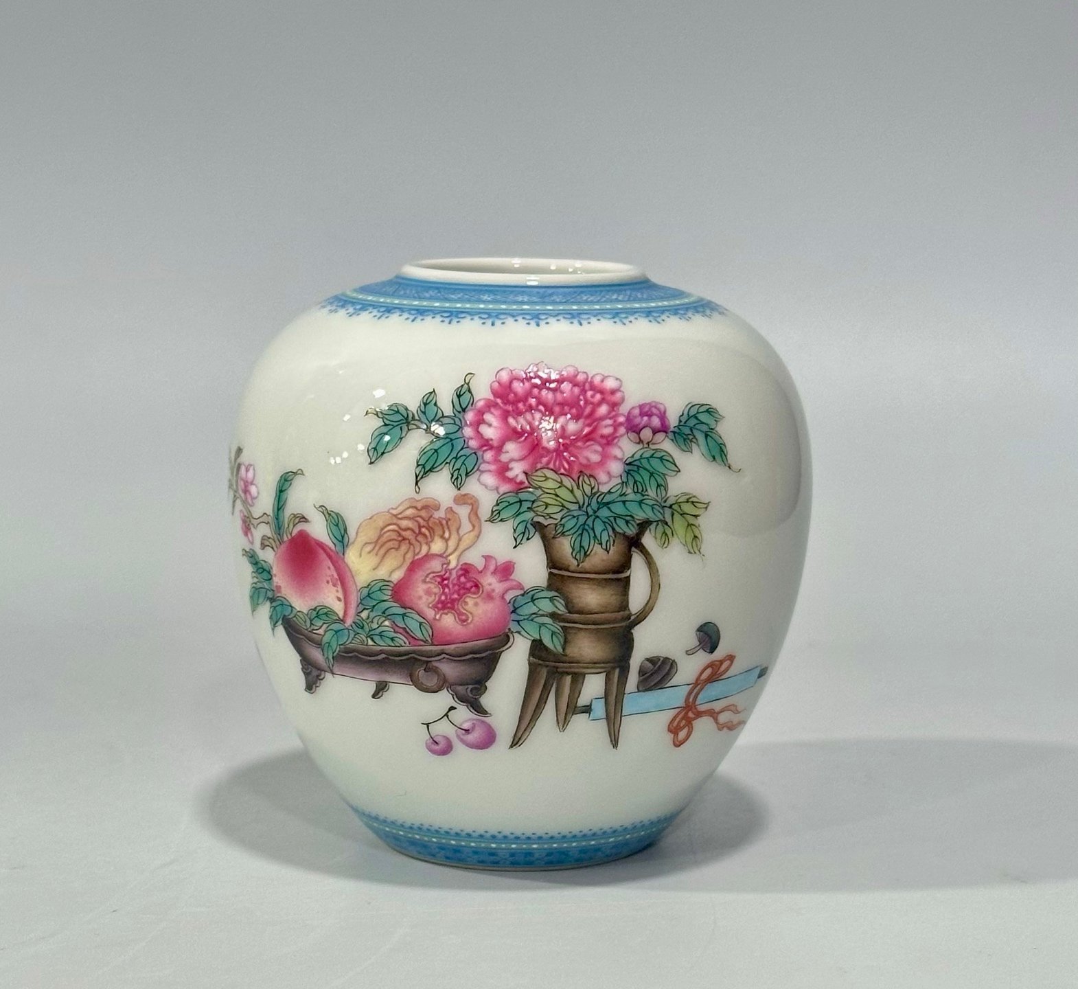 Qing Dynasty Yongzheng An enamel-colored apple statue with emerald edges