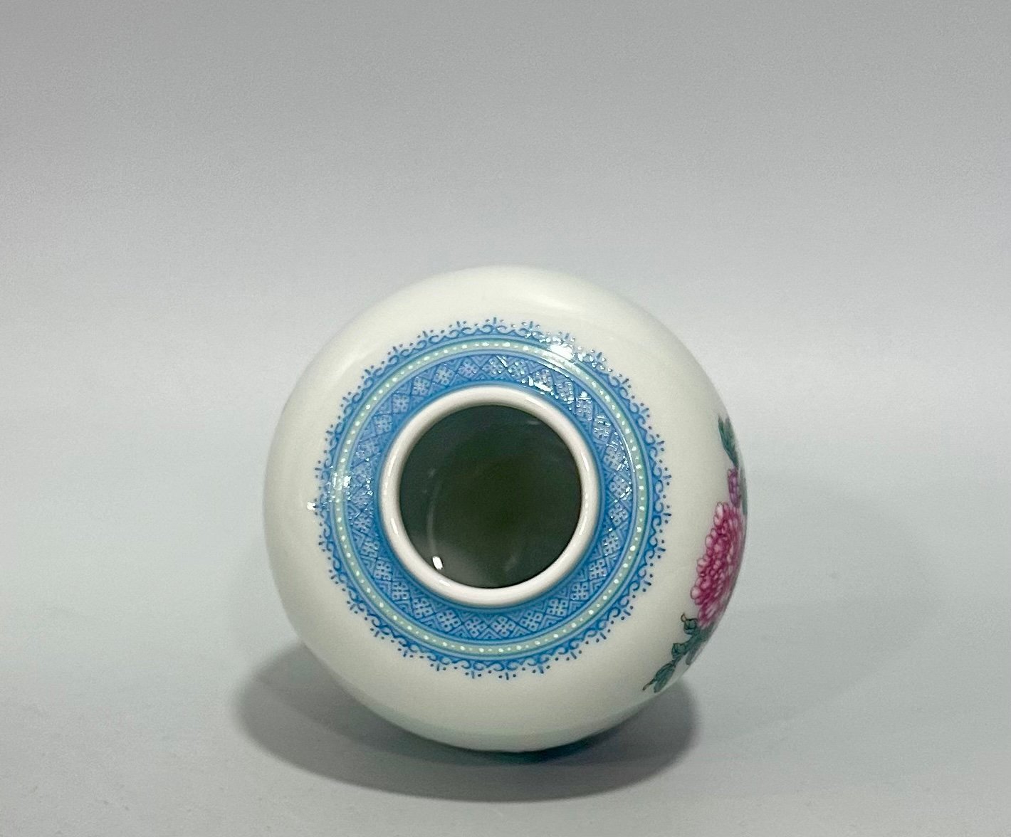Qing Dynasty Yongzheng An enamel-colored apple statue with emerald edges