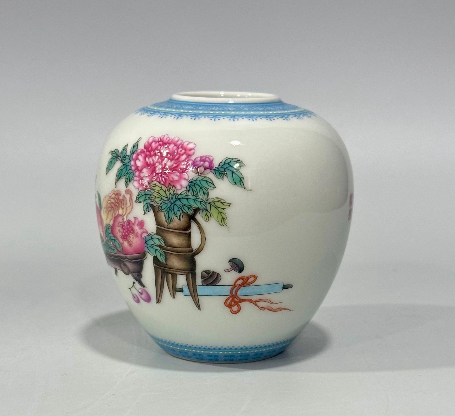 Qing Dynasty Yongzheng An enamel-colored apple statue with emerald edges