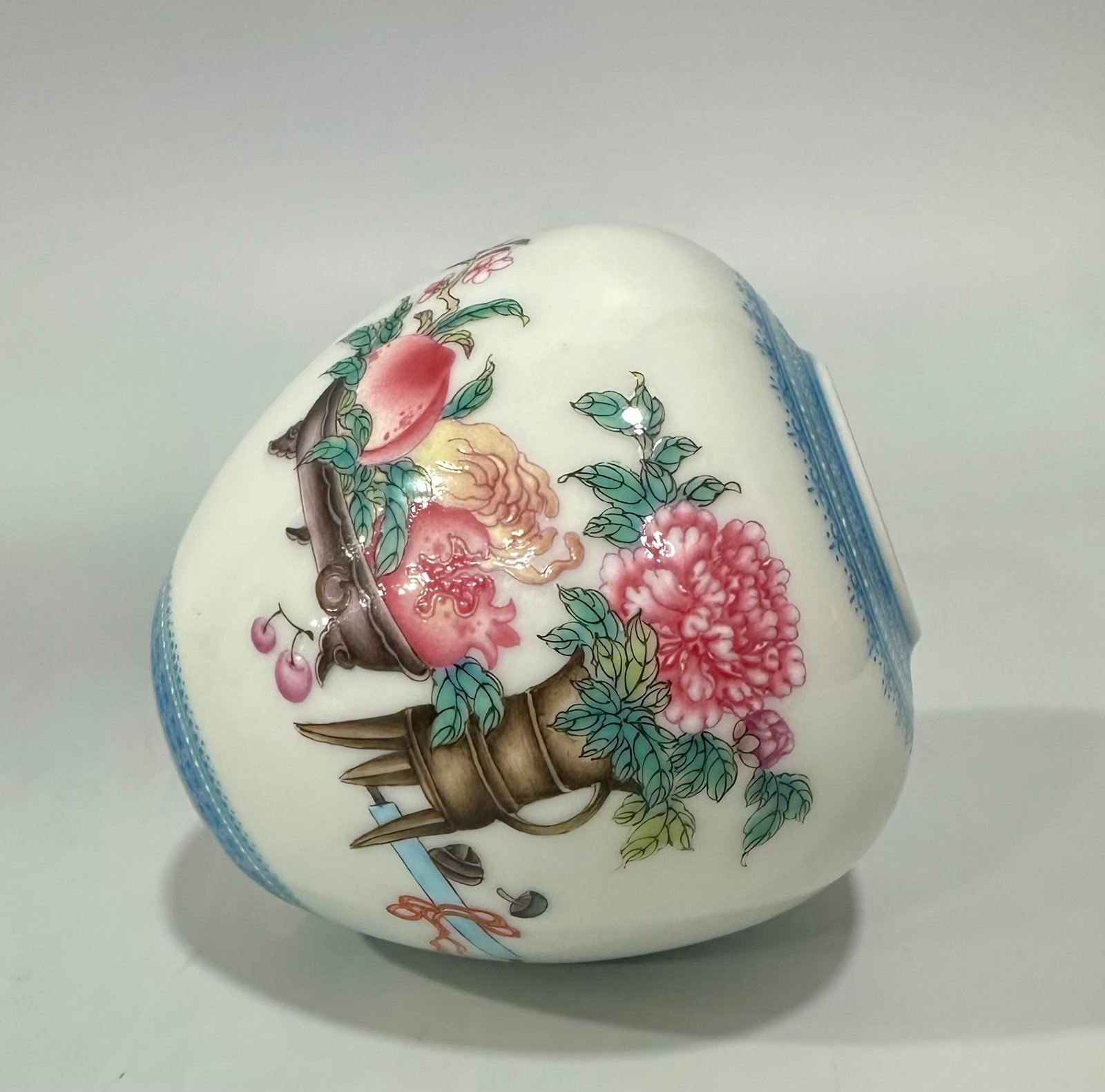 Qing Dynasty Yongzheng An enamel-colored apple statue with emerald edges