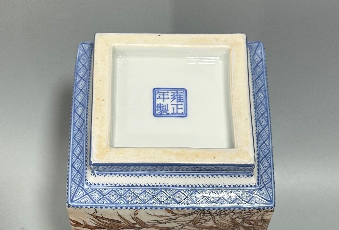 Qing Dynasty Yongzheng Enamel square vase with green edging and reed