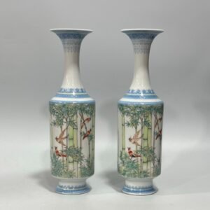 Qing Dynasty Yongzheng small enamel vase with green edging and flower and bird patterns