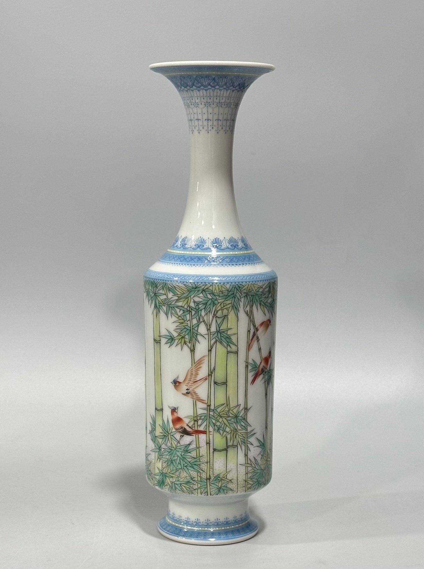 Qing Dynasty Yongzheng small enamel vase with green edging and flower and bird patterns