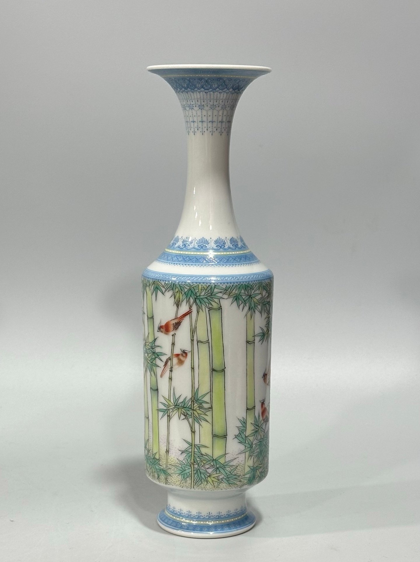 Qing Dynasty Yongzheng small enamel vase with green edging and flower and bird patterns