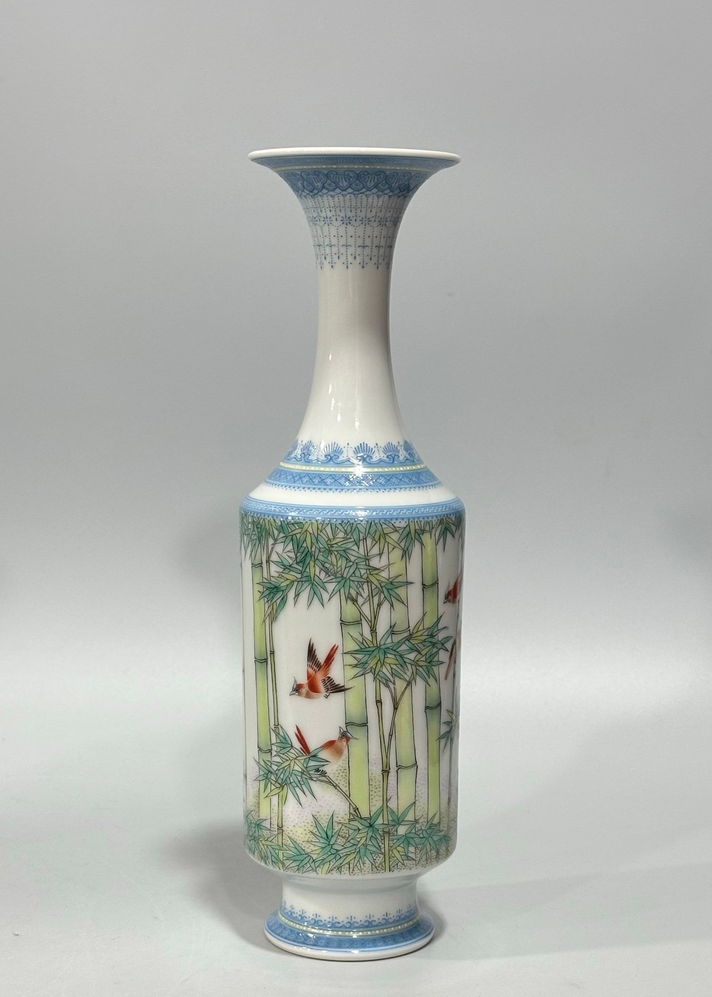 Qing Dynasty Yongzheng small enamel vase with green edging and flower and bird patterns