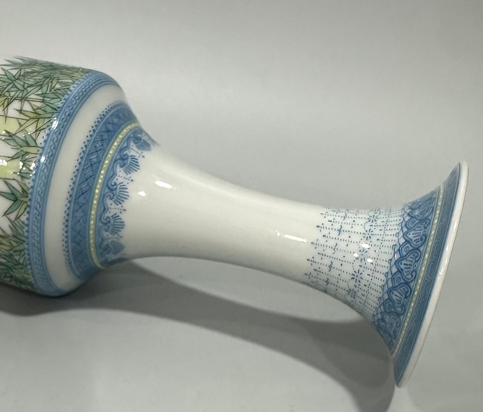 Qing Dynasty Yongzheng small enamel vase with green edging and flower and bird patterns