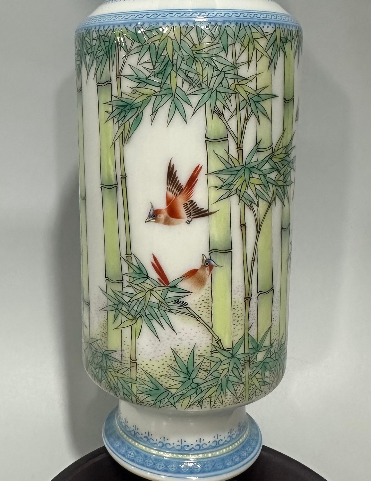 Qing Dynasty Yongzheng small enamel vase with green edging and flower and bird patterns