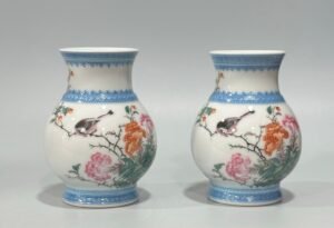 Qing Dynasty Yongzheng Enamel vase with flowers and birds and poetry with green edges