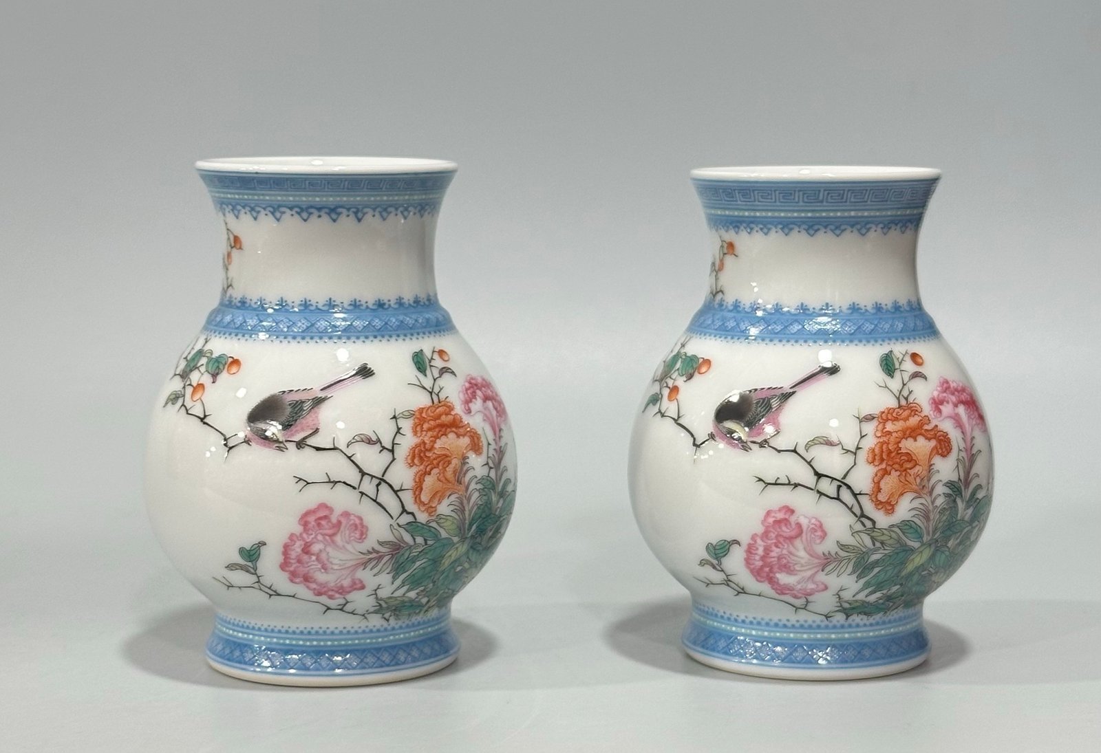 Qing Dynasty Yongzheng Enamel vase with flowers and birds and poetry with green edges