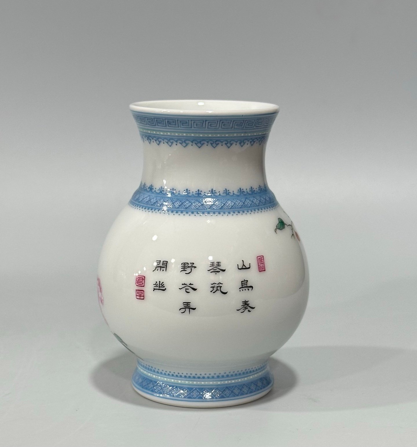 Qing Dynasty Yongzheng Enamel vase with flowers and birds and poetry with green edges