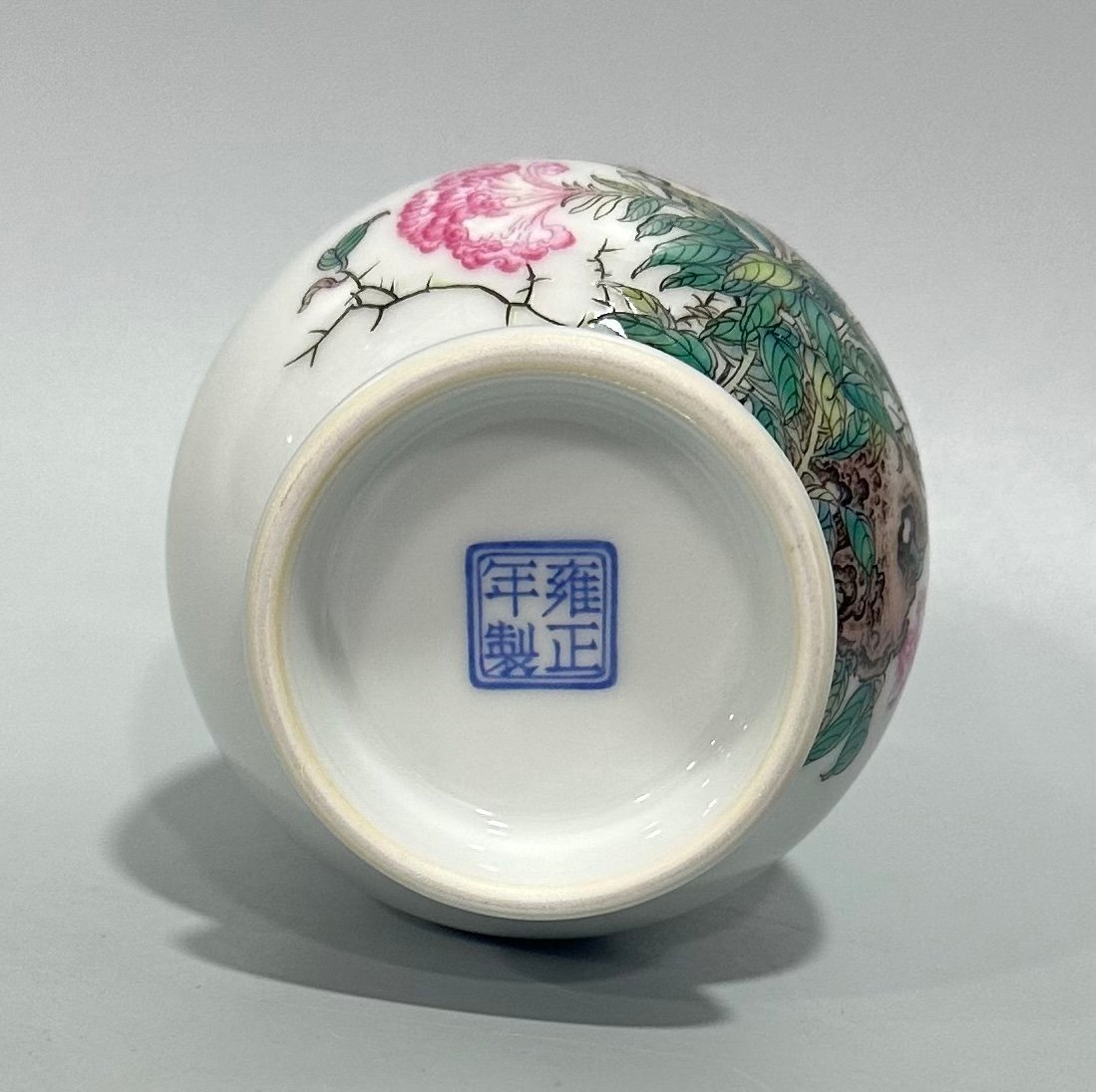 Qing Dynasty Yongzheng Enamel vase with flowers and birds and poetry with green edges