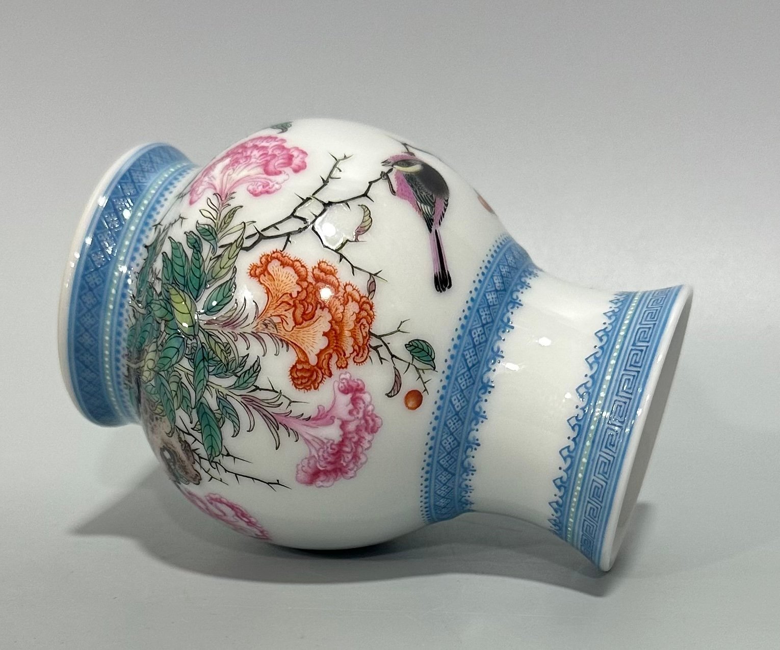 Qing Dynasty Yongzheng Enamel vase with flowers and birds and poetry with green edges