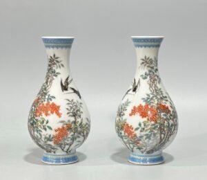 Qing Dynasty Yongzheng Enamel vase with flowers and birds and poems with green edges