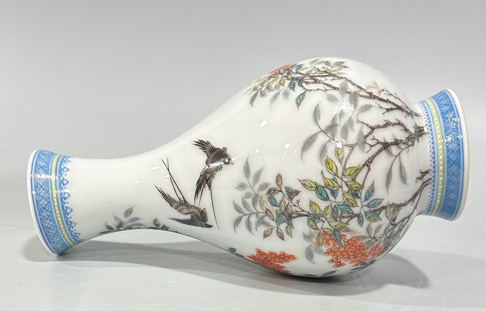 Qing Dynasty Yongzheng Enamel vase with flowers and birds and poems with green edges