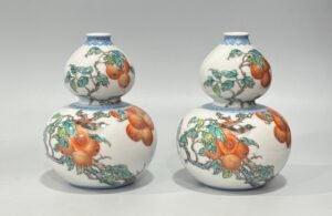 Qing Dynasty Yongzheng Small gourd vase with colorful enamel and emerald edges flowers and birds